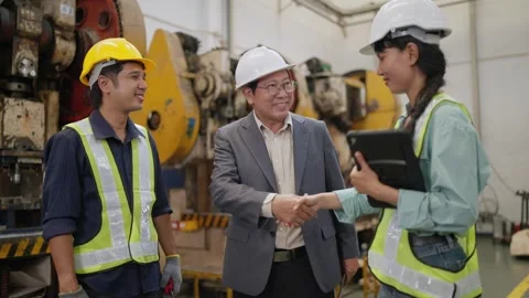 Factory workers shake hands with a manager 스톡 동영상 338066310