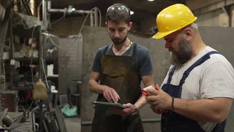 Factory workers using tablet for production planning Video stock 334723291