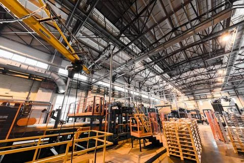 Factory workshop interior and machines on glass production background Fibe... Foto stock