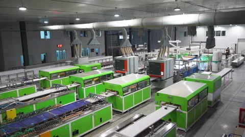 Factory workshop with production lines for PVC windowsills Vidéo 304392818