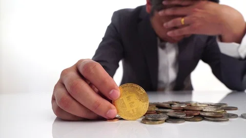 Fade decline chart and selective focus at bitcoin in business man 库存影片 87929732