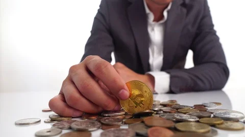 Fade decline chart and selective focus at bitcoin in business man 库存影片 87929750