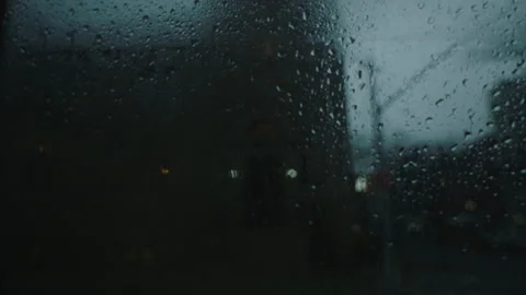 Fade in to rainy window pov flickering nyc stop light changes color Vídeos de archivo 251220770