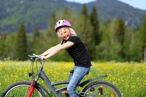 Fahrradfahren in der Natur Fahrradfahren in der Natur (License=RF) 7256129... Stock Photos