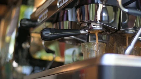 Fail brewing espresso by coffee blending machine Video stock 121132452