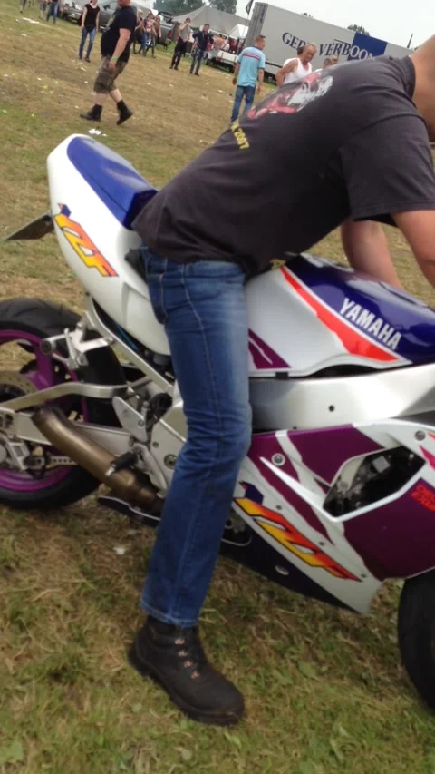 FAIL Drunk guy with a motorcycle at TT Assen MotoGP |HeroesonBikes, Assen, Nethe Vídeo Stock 205381830