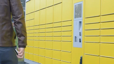 Failure problem because the card does not work on a parcel station Video stock 97406439