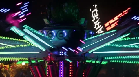 Fairground attraction by rotating at night with large colorful. Vídeos de archivo 50007773