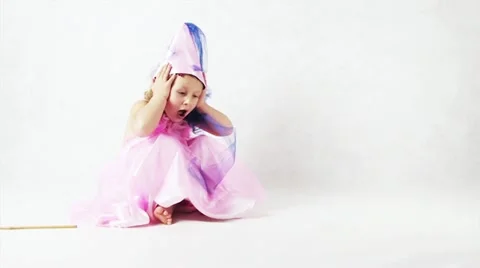 Fairy making an apple disappear 動画素材 11811105