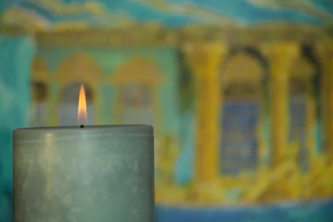 As in a fairy tale, in the almost sharp foreground a burning candle Foto stock