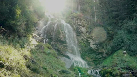 A fairytale waterfall - slowmotion e normal speed Video stock 139494463