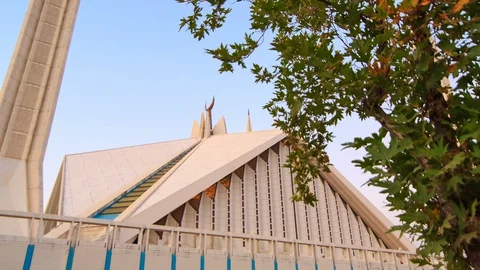 Faisal mosque panning from tree leaves in Islamabad, Pakistan Видео 128654344
