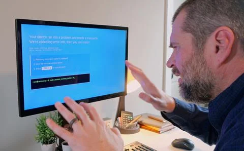 Fake Blue Screen Malware Attack Awareness Example Foto stock
