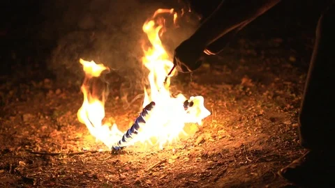 Fakir Raises burning ropes from the ground and juggles them in front of his legs Vidéo 79327304