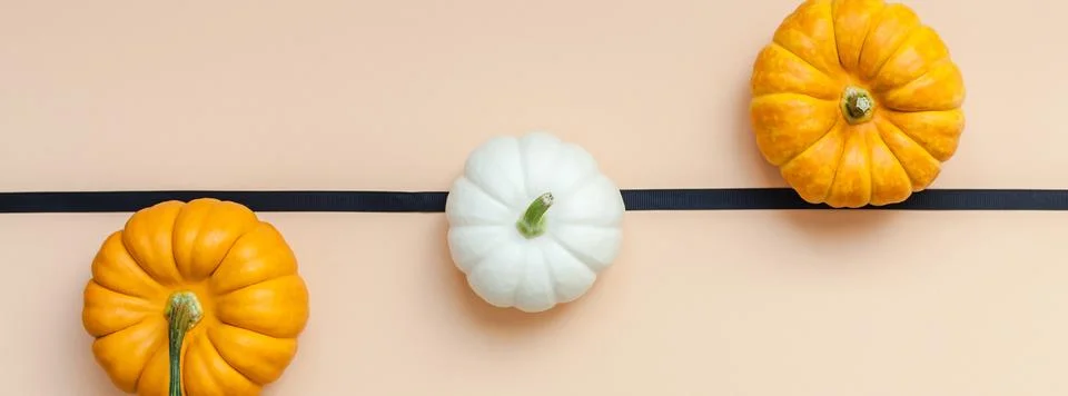 Fall background with small pumpkins Foto stock