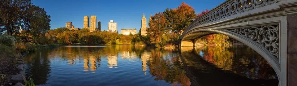 Fall in Central Park with the Bow Bridge and the Lake, New York City 스톡 사진