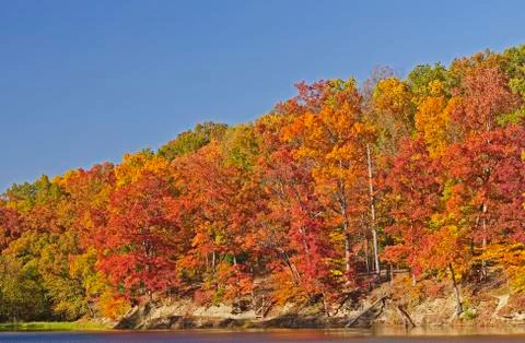 Fall Colors on a Quiet Lake Stockfoto's