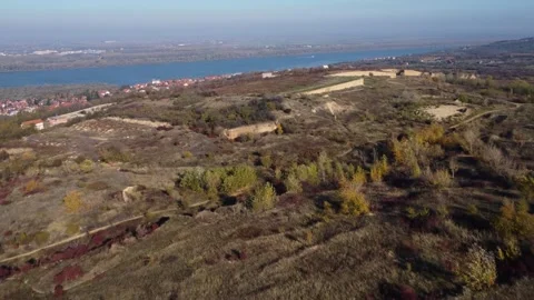 Fall Drone Footage with Danube River, Loess Soil, and Suburban Hills 库存影片 292920248