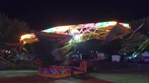 Fall Fair Medium wide shot of people spinning around on paraglide carnival ride Vídeo Stock 68987436