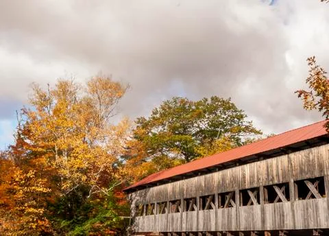 Fall foliage bordering Albany Covered Bridge Foto stock