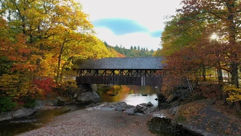 Fall Foliage Sunday River covered bridge car pass Vídeos de archivo 119214563