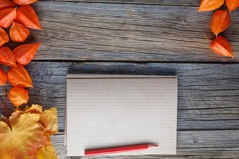 Fall frame backgrount with sketchbook for notes Foto stock