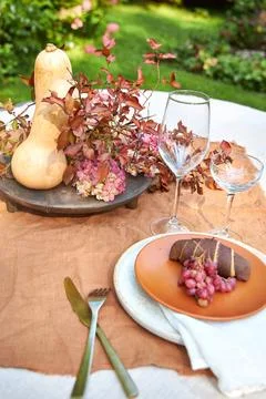 Fall garden table setting with pumpkins and hydrangea in brown and burgundy tone 스톡 사진