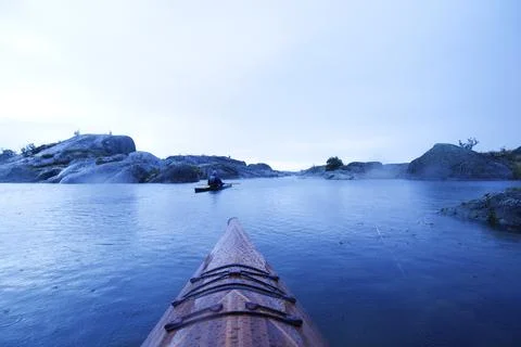 Fall kayaking inte rain Stock Photos