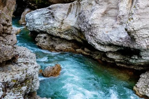 Fall landscape with quick narrow mountain river with clean water Foto stock