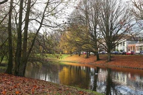 Fall park in town Foto stock