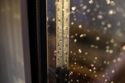 Fall in temperature on a thermometer scale.  Foto stock