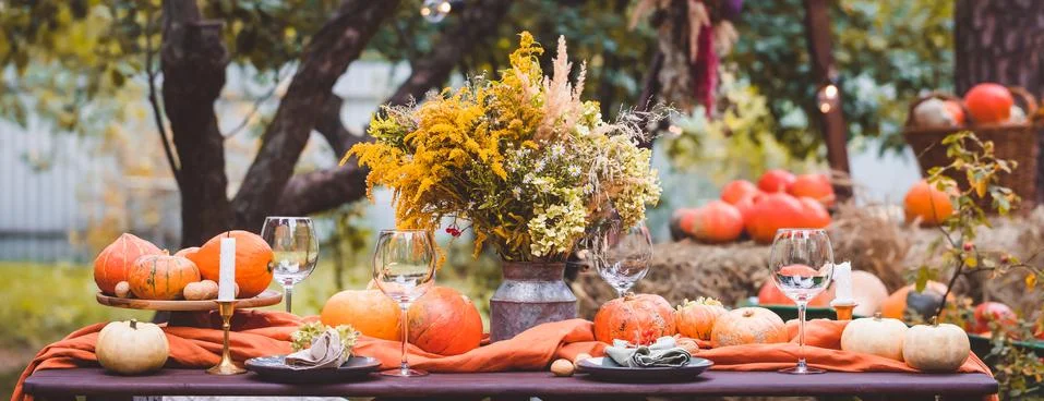 Fall themed holiday table setting arrangement for a seasonal party, banner Foto stock