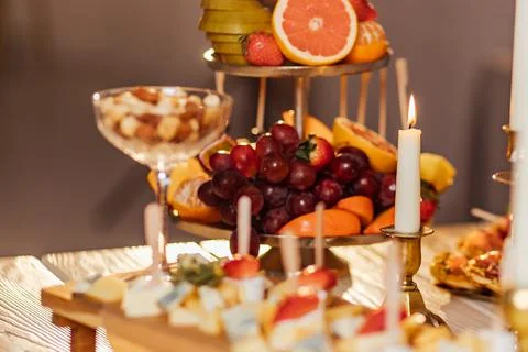 Fall themed holiday table setting arrangement for a seasonal party, glasses,  Foto stock