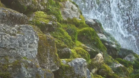 The fall of transparent drops of the waterfall to the ground 库存影片 127102249