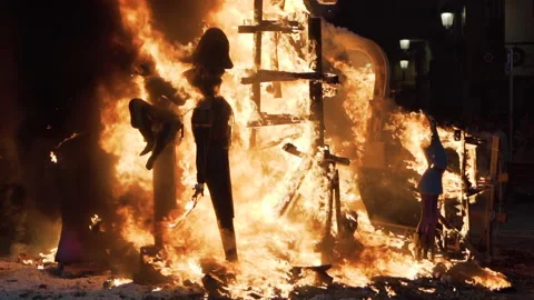 Falla with caricatures burning during the night of the Crema in Valencia, Vídeos de archivo 168278445