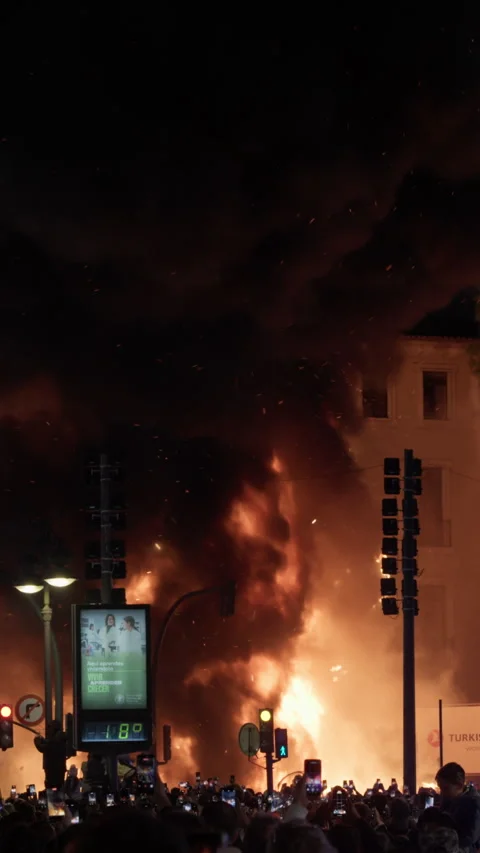 Falla sculpture engulfed in flames and sparks during Las Fallas La Crema 库存影片 334294829