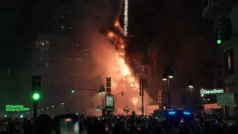 Falla sculpture in flames during Las Fallas La Crema celebration in Valencia Video stock 334294585