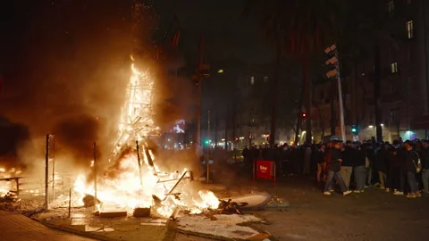 Falla wooden framework burning in advanced stage during Las Fallas Valencia Stock-Footage 336723019