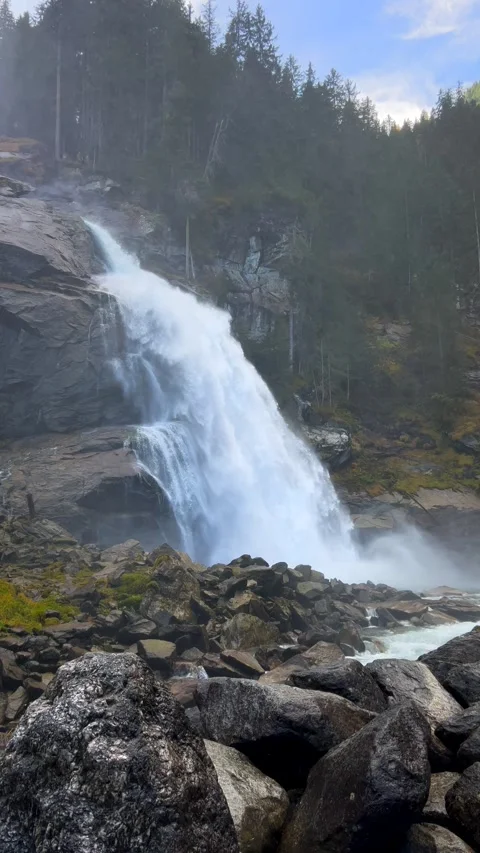 Fallbach mountain waterfall pouring over dark rock. Autumn in Austria. 스톡 동영상 346728219