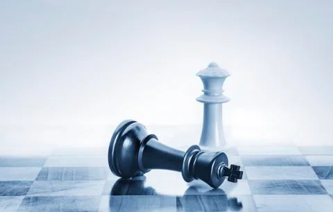 Fallen chess king as a metaphor for fall from power Foto stock