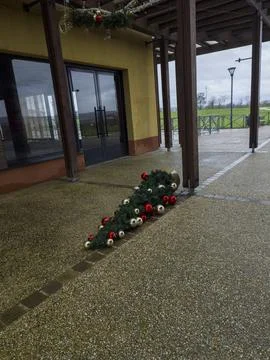 A fallen Christmas tree under a canopy, near a house Stockfoto's