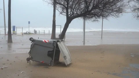 Fallen dumpster on the promenade during a storm. Vídeos de archivo 123611116