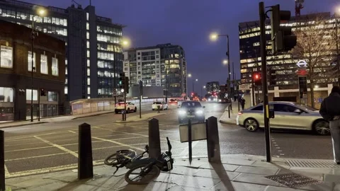 Fallen Electric Bike at Night Intersection in Paddington London Vidéo 332909897