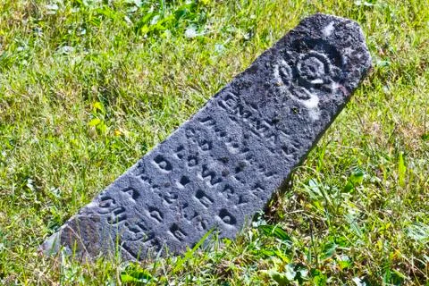 Fallen headstone Stockfoto's