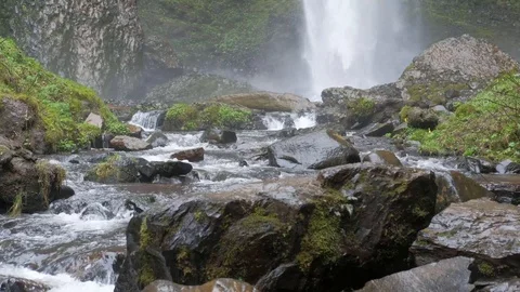Fallen rocks and rapids at the base of Latourell falls 스톡 동영상 88222215