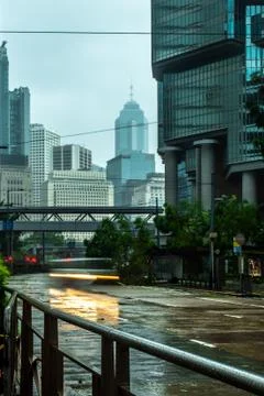 A fallen tree in the empty streets of Hong Kong after a storm - 3 Foto stock