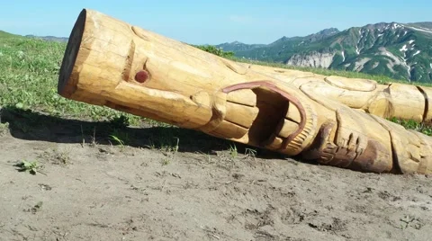 Fallen wood statue idol. Sliding into mouth. Stock-Footage 66190864