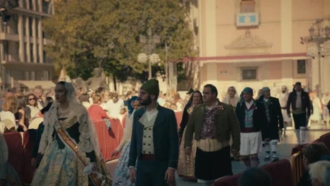 Falleras Process Toward Plaza de la Virgen During the Offering of Flowers Vidéo 348706012