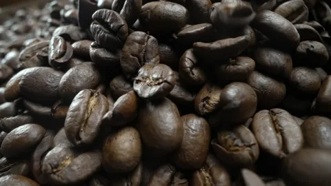 Falling, Bouncing and Colliding Coffee Beans Video stock 182315326