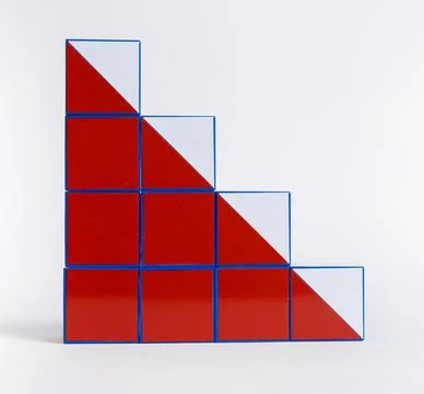 Falling chart from cubes. Economic crisis, financial stagnation and failure in 库存照片
